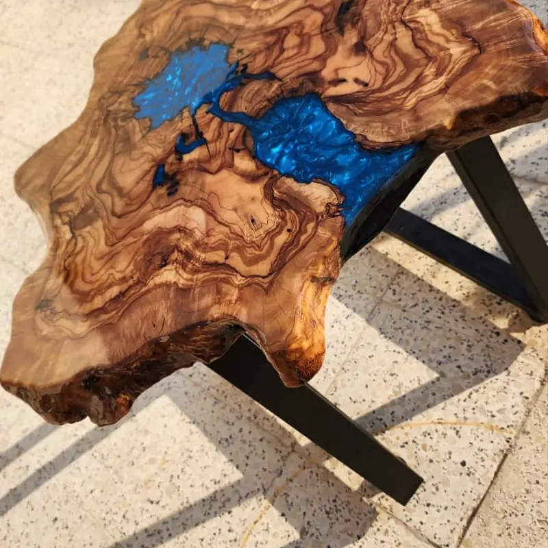 Table Rivière de Lumière – Bois d’olivier et résine époxy