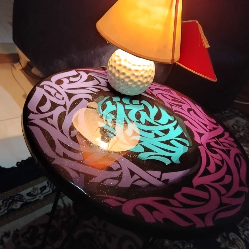 Table de coin artisanale en résine époxy – Calligraphie (45 cm)