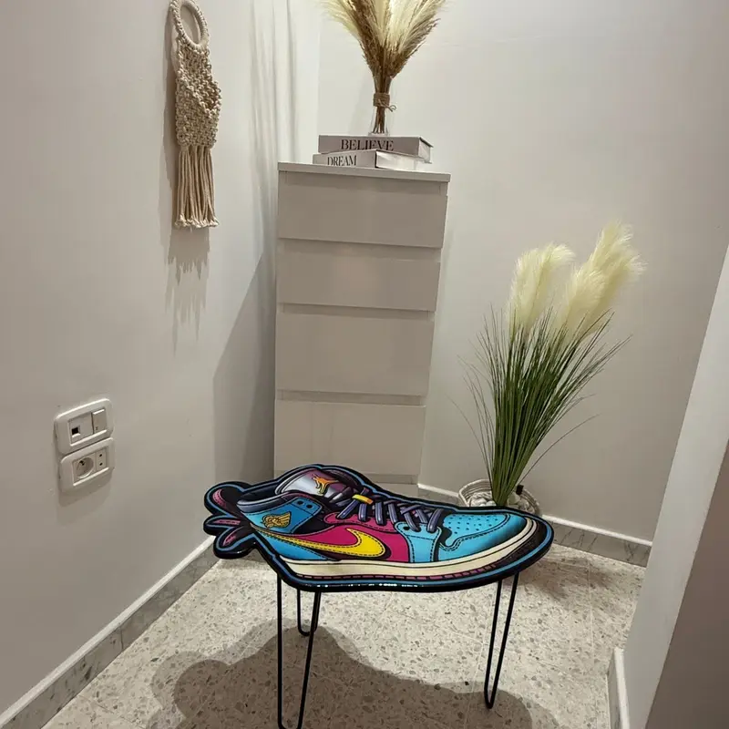 Table artisanale en résine – Design sneaker multicolore (inspiration Air Jordan)